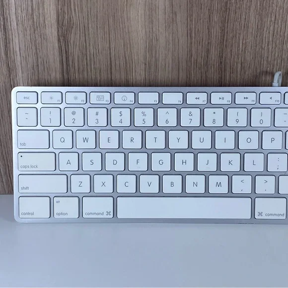 Apple Wired Mac Standard USB Keyboard with Numeric Keypad A1243 Tested and Works